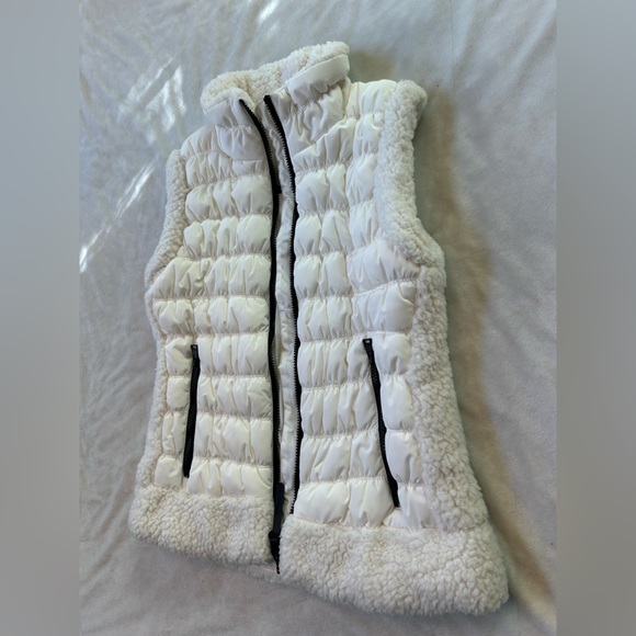Calvin Klein performance Women’s ivory puffer vest w/ sherpa lining - Picture 2 of 6